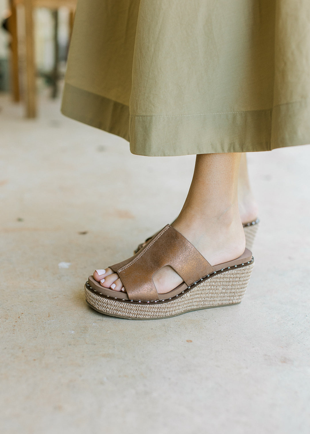 corky’s Kiss’N Tell in Bronze wedge