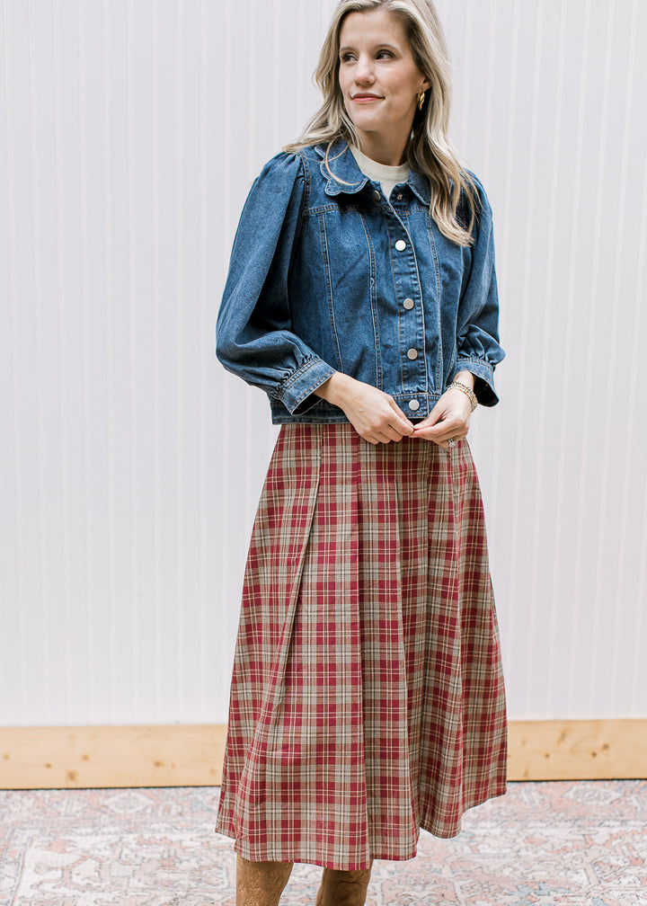 Model wearing a medium/dark wash denim jacket with scalloped flap collar and 3/4 bubble sleeves. 