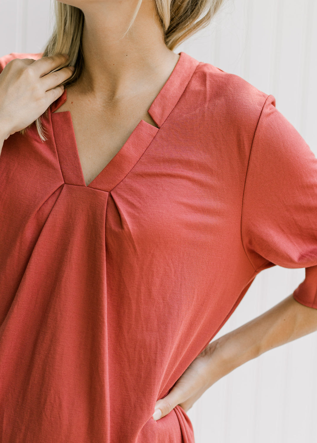 Burgundy dress with a lightweight material, notch v-neck, short sleeves and pockets. 