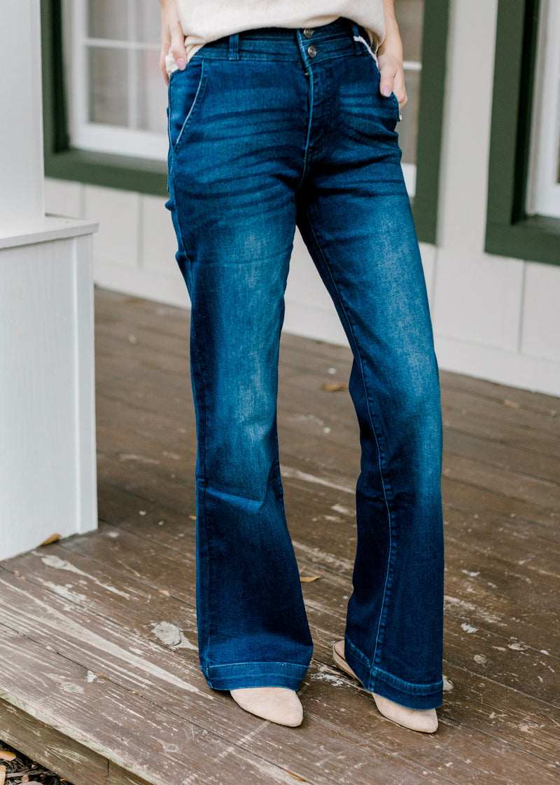Model wearing wide leg, dark wash, jeans. 